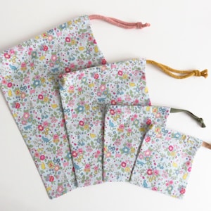 Bolsas con cordón de tela con estampado de gato japonés.