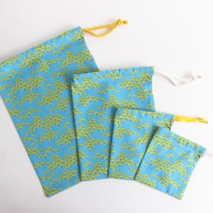 Bolsas con cordón de tela estampada Tilda Bloomsville 'Cottonbloom Sky'.