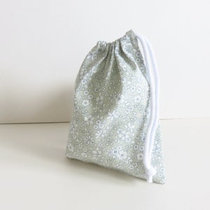 Bolsa pequeña de tela con cordón y diseño de flores de algodón Liberty Quilting, con silueta de Madsie.