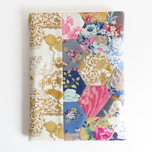 Medium Tilda 'Chic Escape' Collection Epp Hexie Patchwork Fabric Book Sleeve, Couverture de livre.