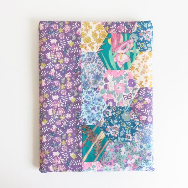 Medium Epp Hexie Patchwork Liberty Lawn Fabric Book Sleeve, Couverture de livre.