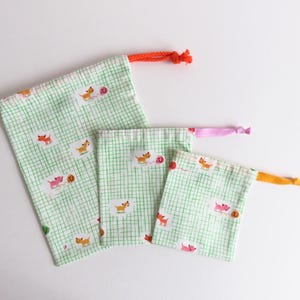 Bolsas con cordón de tela con estampado de cuadros escoceses y gatitos de Heather Ross.
