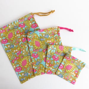 Bolsas con cordón Tilda Bloomsville Tela estampada 'Flowertangle Mustard'.
