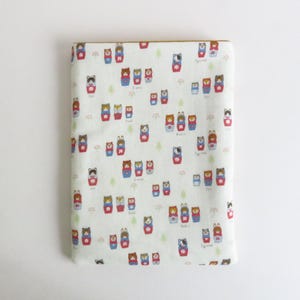 Petite pochette en tissu double gaze avec animaux pour poupées matriochkas Kokka, couverture de livre.