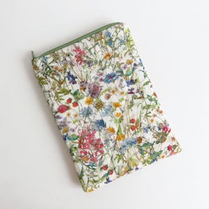 Étui pour liseuse Kindle E, housse en tissu matelassé Liberty Lawn « Wild Flowers H-CC ».