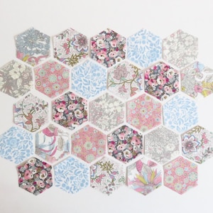 Kit EPP n. 15 Liberty Lawn 1 pollice English Paper Piecing 48 esagonali, collezione di tessuti e carta.