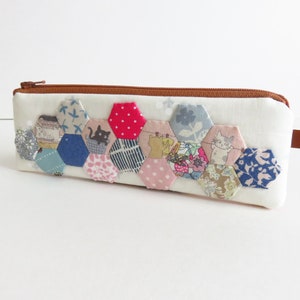 Astuccio sottile con cerniera Kokka Trefle, gatti da bucato e altri tessuti EPP Hexie Patchwork