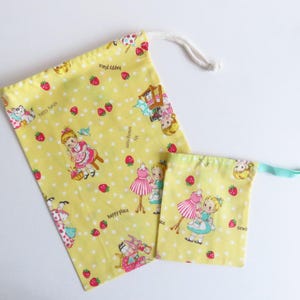 Bolsas con cordón de tela de Atsuko Matsuyama.