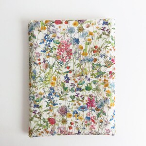 Protège-livre en tissu Liberty Lawn « Wild Flowers H-CC », couverture de livre.