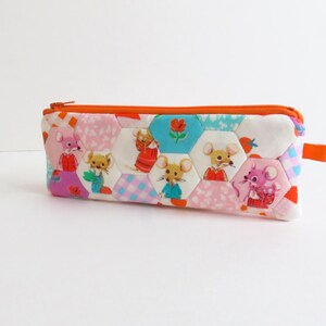 Astuccio portapenne con cerniera Slim Heather Ross Country Mouse EPP Hexie Patchwork