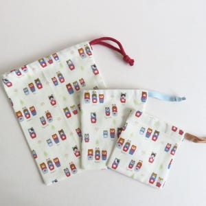 Bolsas con cordón de tela de gasa doble con diseño de muñecas matrioshka Kokka y animales.