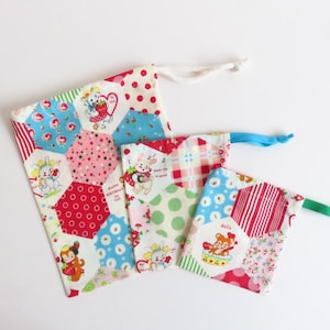 Bolsas con cordón de tela estampada 'Atsuko Matsuyama'.