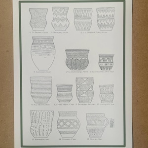 Puede incluir: Una impresión en blanco y negro que presenta quince diseños de cerámica diferentes. Cada jarrón tiene un patrón único, incluyendo zigzags y sombreado cruzado. Los nombres de los lugares están listados debajo de cada jarrón.