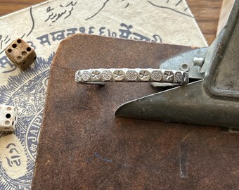 Sterling Armreif mit gestempeltem Detail
