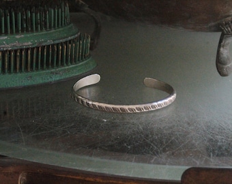 Sterling Armreif mit gestempeltem Detail