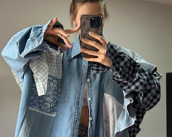 Camisa con volantes hecha a mano y reciclada – Top llamativo de mezclilla con patchwork extragrande