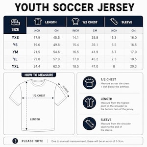 Op de afbeelding: Een maattabel voor een voetbalshirt voor jongeren met kolommen voor lengte, halve borstomvang en mouwlengte in inches en centimeters voor de maten YXS tot YXL, inclusief een diagram dat illustreert hoe het kledingstuk moet worden opgemeten.