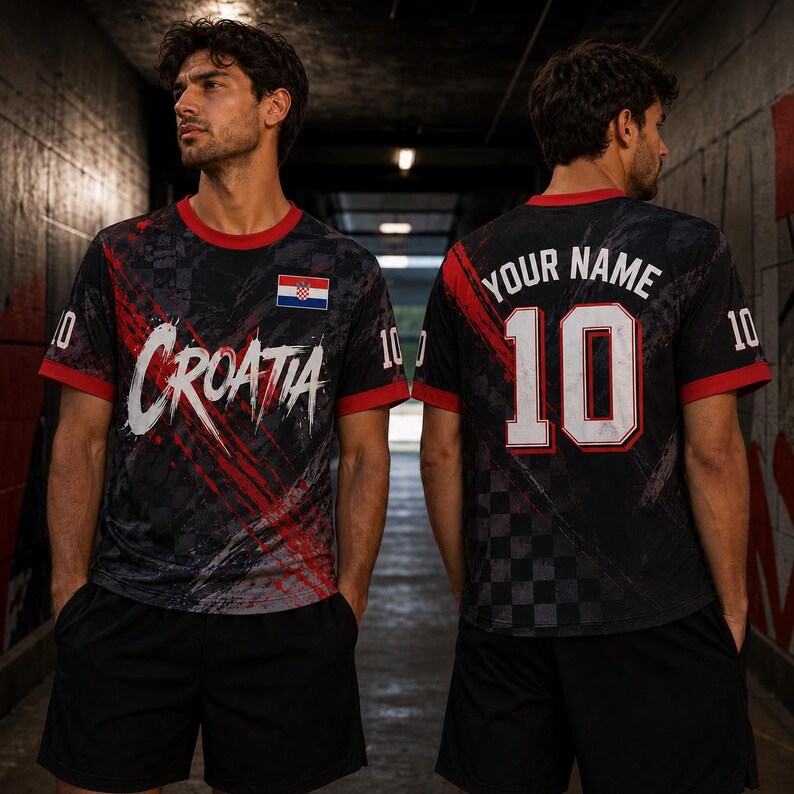 Op de afbeelding: Een zwart en rood sport-T-shirt met de tekst Croatia op de voorkant en een kleine Kroatische vlag, en de tekst Your Name boven het nummer 10 op de achterkant. Het shirt heeft een ruitpatroon, rode randen bij de mouwen en het nummer 10.