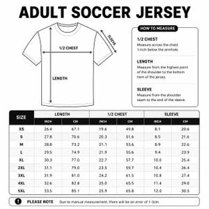 Op de afbeelding: Een maattabel voor een voetbalshirt voor volwassenen met een lijntekening van een t-shirt en pijlen die de lengte, mouw en halve borstomvang aangeven. Een tabel toont de afmetingen in inches en centimeters voor de maten XS tot en met 5XL.