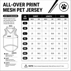 Op de afbeelding: Een zwart-witte maattabel voor een mesh huisdier-jersey met all-over print. De afbeelding bevat een diagram dat laat zien hoe de nek, borst en lengte van een huisdier gemeten moeten worden, naast een tabel met Amerikaanse maten van S tot 5XL.