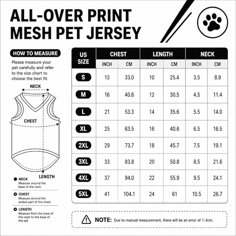 Op de afbeelding: Een zwart-witte maattabel voor een mesh huisdier-jersey met all-over print. De afbeelding bevat een diagram dat laat zien hoe de nek, borst en lengte van een huisdier gemeten moeten worden, naast een tabel met Amerikaanse maten van S tot 5XL.