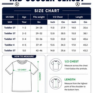 Op de afbeelding: Een maattabel voor een kinder voetbalshirt met Amerikaanse maten van 2T tot 5T, leeftijden, gewicht in lbs en afmetingen in inches en cm. Bevat een diagram dat toont hoe de halve borstomvang en lengte gemeten moeten worden, met een opmerking over foutmarges.