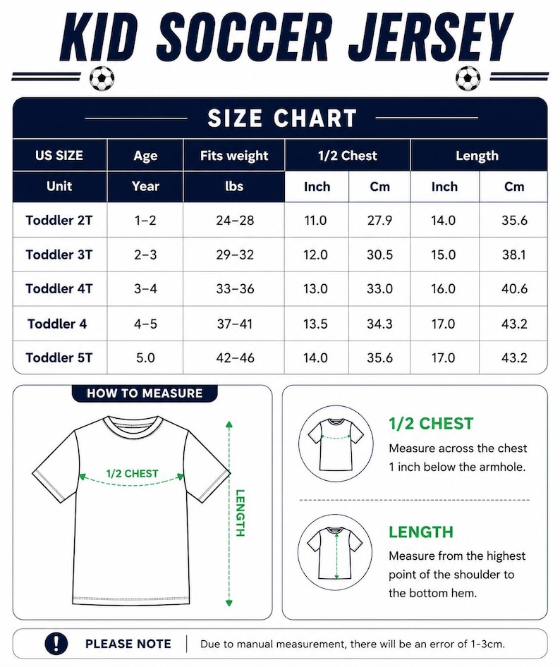 Op de afbeelding: Een maattabel voor een kinder voetbalshirt met Amerikaanse maten van 2T tot 5T, leeftijden, gewicht in lbs en afmetingen in inches en cm. Bevat een diagram dat toont hoe de halve borstomvang en lengte gemeten moeten worden, met een opmerking over foutmarges.