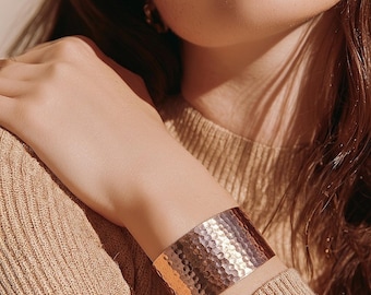 Brazalete ancho de cobre martillado - Pulsera bohemia hecha a mano, joyería bohemia