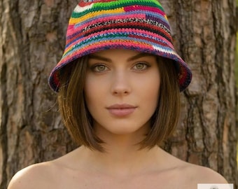 Sombrero tipo cubo colorido tejido a mano a crochet - Sombrero de playa, tocado sostenible para mujer