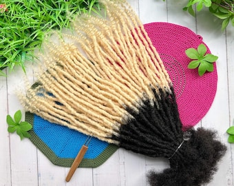 Extensiones de rastas con efecto ombré: puntas rubias rizadas y rastas entrelazadas con textura.