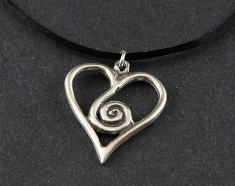 Collar de plata de ley con corazón espiritual y corazón en espiral sobre cordón de satén negro