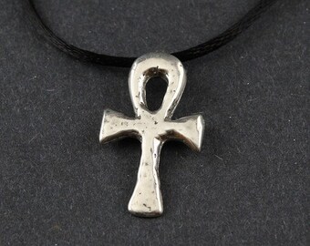 Collar de plata de ley Ankh en una cadena de caja de plata de ley o cordón de satén negro