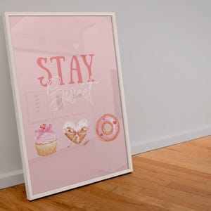 Arte de pared Stay Sweet, póster rosa, decoración de apartamentos, impresión de postres dulces, decoración coqueta, arte de pared femenino, impresión grande, arte imprimible