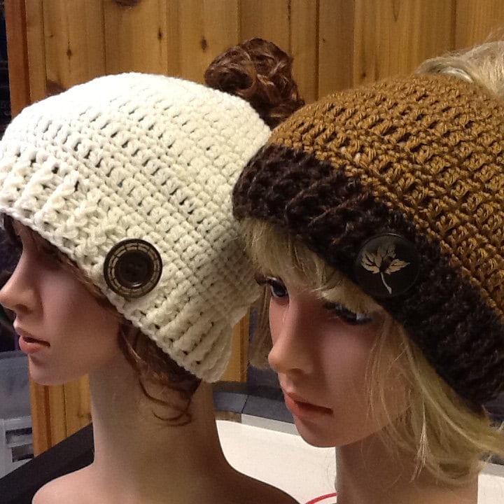 Gorro con moño desordenado