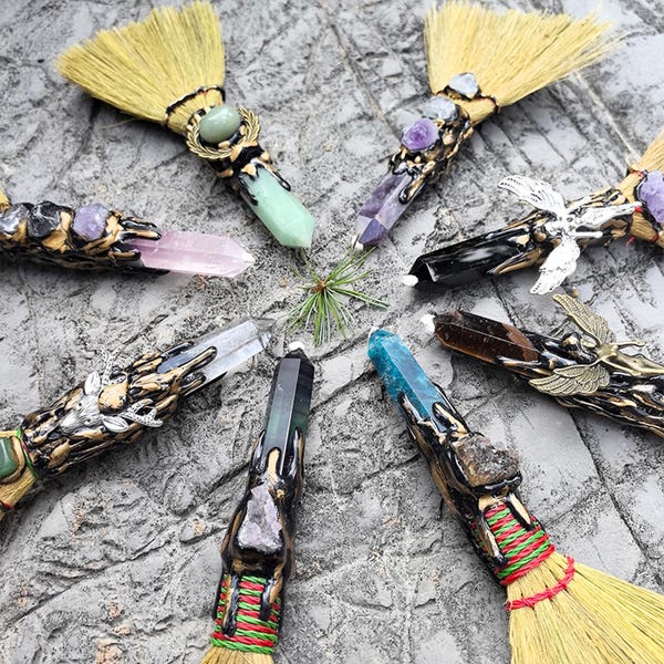 Balai de sorcière en cristal naturel : décoration d'autel faite main