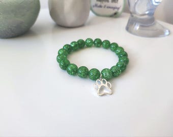 Pulsera de cristal verde con dije de pata: Joyas con piedras preciosas para amantes de las mascotas
