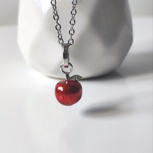 Collar con colgante de plata de ley en color rojo manzana - Cadena de acero inoxidable imagen 4