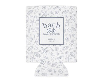Può includere: Frigorifero per lattine bianco con un motivo a conchiglie blu e bianco. Il testo "bach club" è in un font blu corsivo con le parole "lauren's bachelorette" e "austin, tx 05.13.23" sotto.
