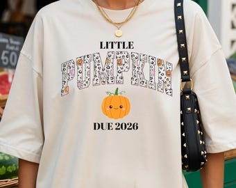 Camiseta de anúncio de gravidez Little Pumpkin com previsão de nascimento para 2026 - Camiseta de maternidade de outono