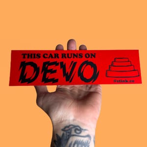 DEVO-bumperstickers .................. grappige cadeaus nieuwigheidssticker DIY punkauto rock-'n-roll muziek raar deze auto rijdt op devo