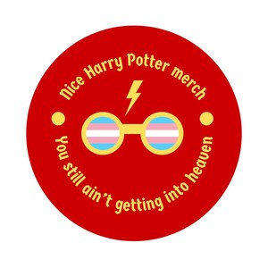 Pode incluir: Um autocolante circular vermelho com óculos redondos amarelos e um raio por cima. As lentes apresentam um padrão de riscas cor-de-rosa, brancas e azuis. O texto diz: Nice Harry Potter merch. You still ain't getting into heaven.