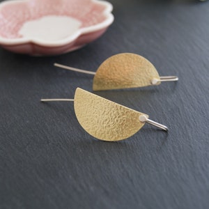 Pendientes colgantes minimalistas, de latón y plata 925, de latón texturizado, con diseño de gancho largo.