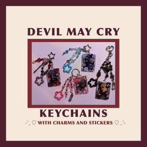 Op de afbeelding: Sleutelhangers met bedels en stickers met personages uit Devil May Cry. De sleutelhangers hebben verschillende bedels, waaronder sterren en kralen, en tonen afbeeldingen van personages. De tekst "DEVIL MAY CRY" en "KEYCHAINS" worden weergegeven.