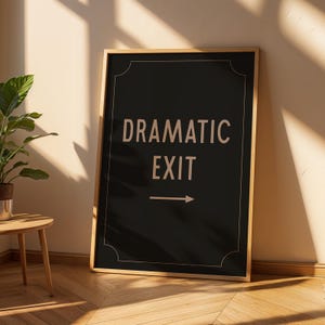 Puede incluir: Un póster enmarcado en negro con fondo blanco y el texto "Dramatic Exit" con una flecha apuntando hacia la derecha.