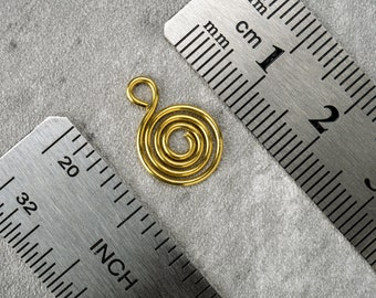 Pequeños colgantes en espiral de latón, elaborados artesanalmente.