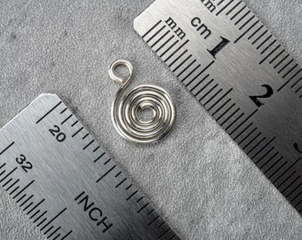 Pequeños colgantes de alambre en espiral de plata, colgantes de plata, versátiles y hechos a mano.