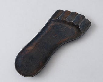 Cenicero antiguo Wilton con forma de pie, tipo bandeja, para puros, de hierro fundido, pieza decorativa singular.