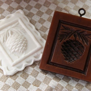 Gingerhaus - House on the Hill Gingerbread Pinecone Cookie Press