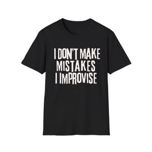 Peut inclure: T-shirt noir avec le texte blanc "I DON'T MAKE MISTAKES I IMPROVISE". Le t-shirt à manches courtes est fait d'une matière douce et convient aux tenues décontractées. Le texte est centré sur le devant du t-shirt.