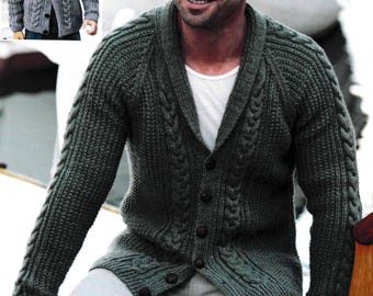 Pode incluir: Um cardigan verde escuro de malha de cabo com gola de xale e fecho de botões. O cardigan é usado sobre uma camisa branca e combinado com calças cinza claro. Uma imagem menor de uma criança usando um cardigan cinza semelhante está no canto superior esquerdo.